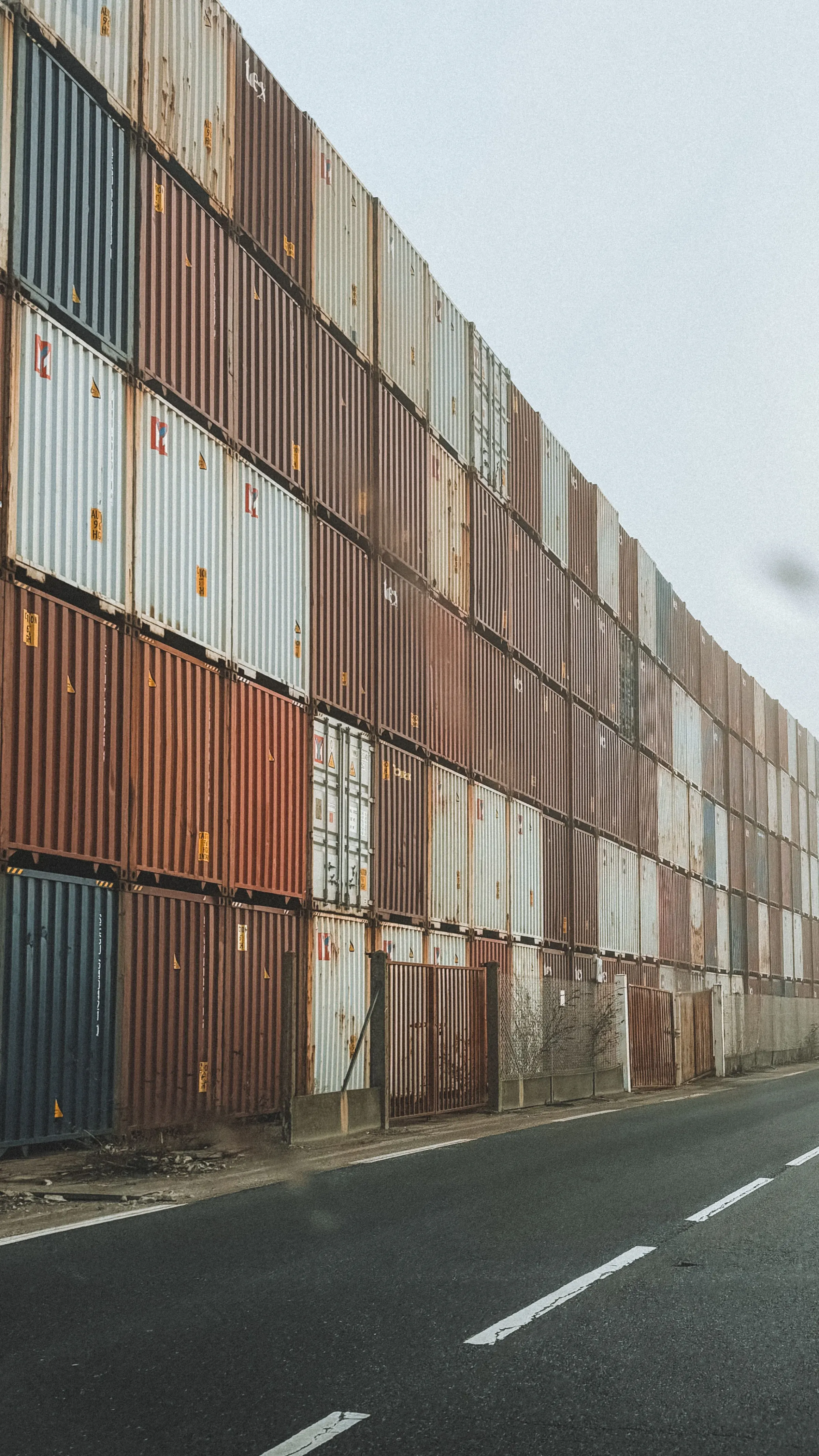 Dãy container xếp cao trong bãi hàng
