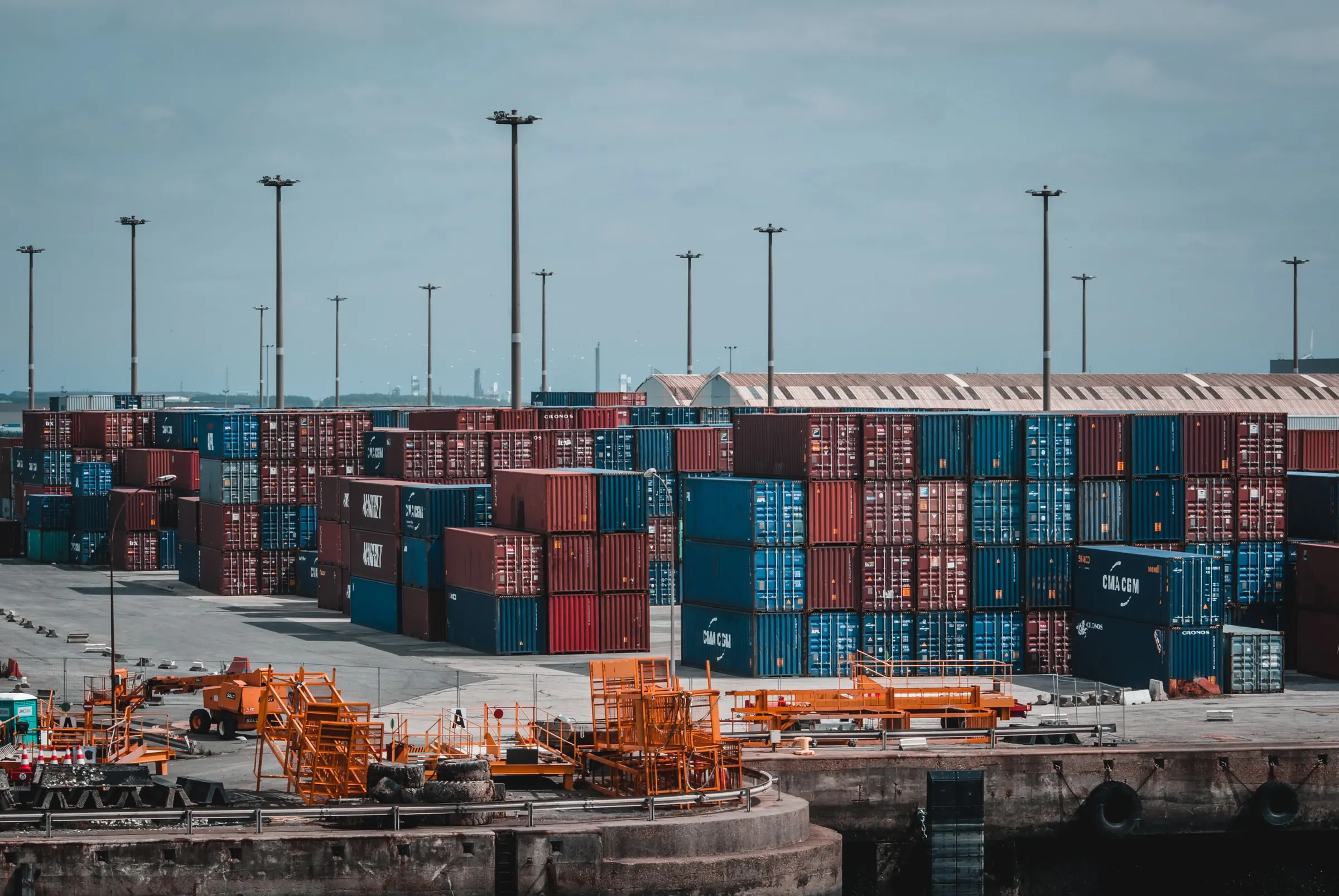 Bãi container xếp chồng nhiều màu