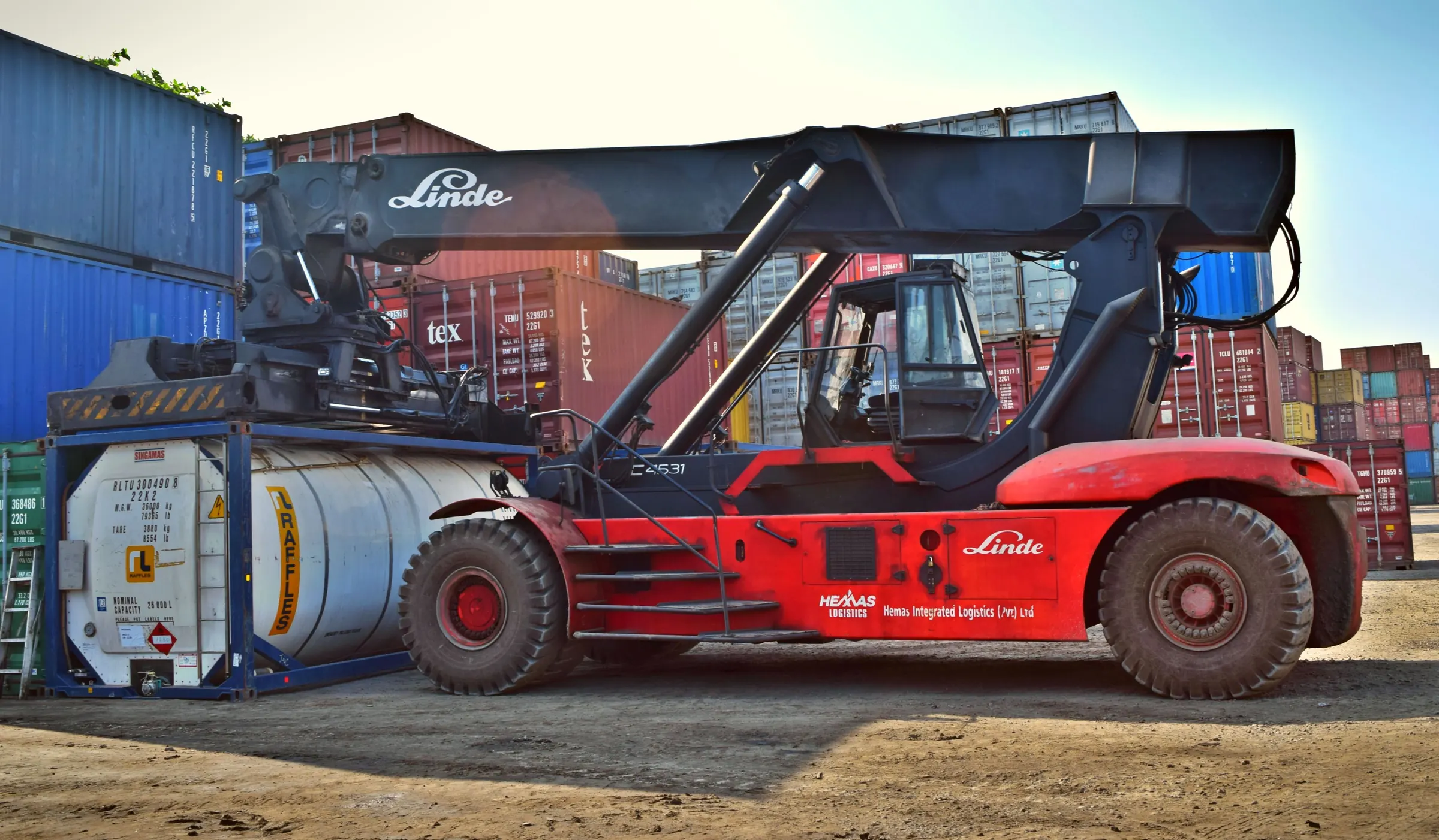 Xe nâng container trong bãi container
