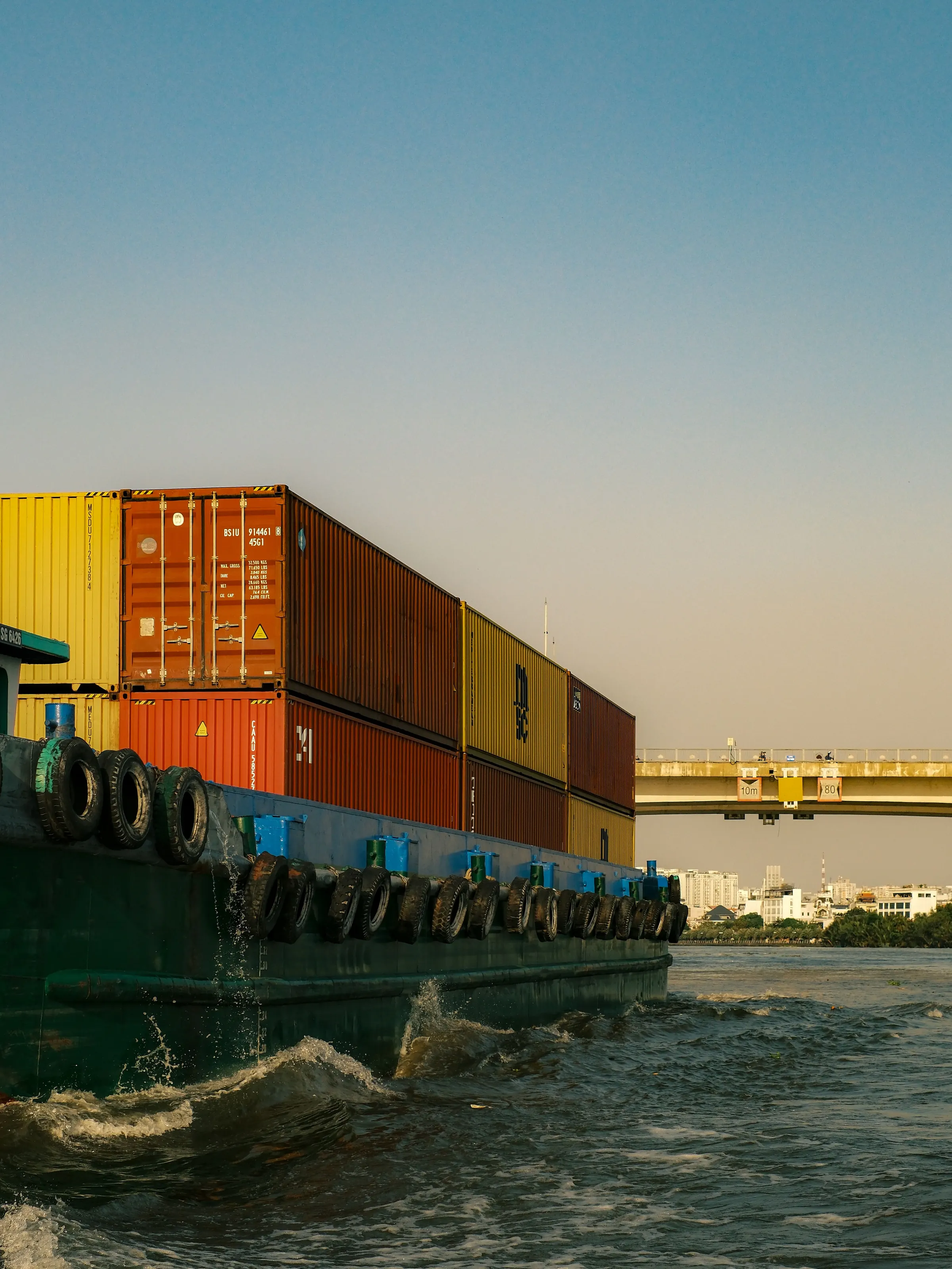 Container xếp trên sà lan trên sông Sài Gòn