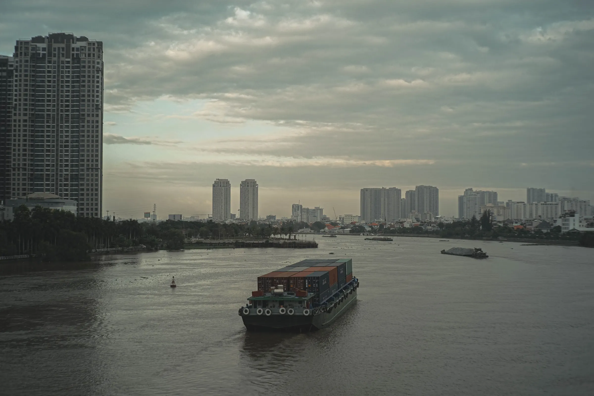Sà lan chở hàng trên sông Sài Gòn lúc chiều tối